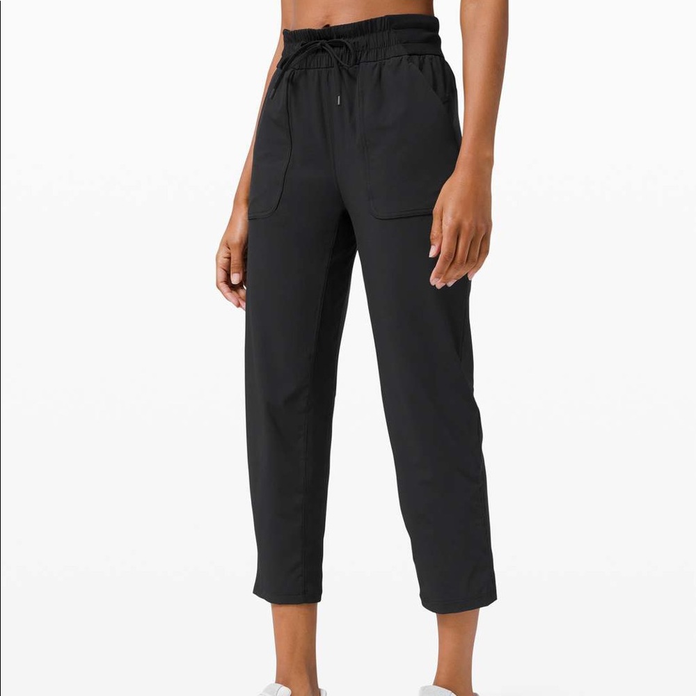 Lululemon beyond the studio crop NWT size 4